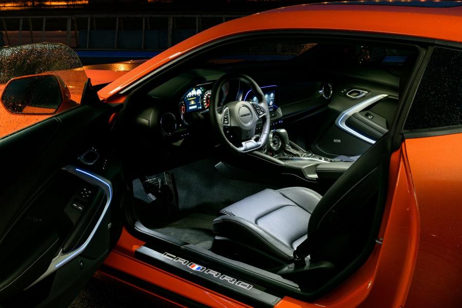 Интерьер Chevrolet Camaro 2018 года  (EU) (фото 4 из 5)